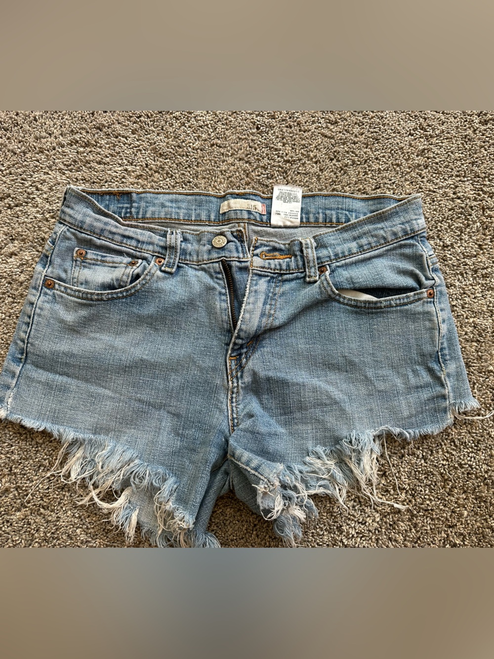 Size 8 Levi’s cutoff short shorts